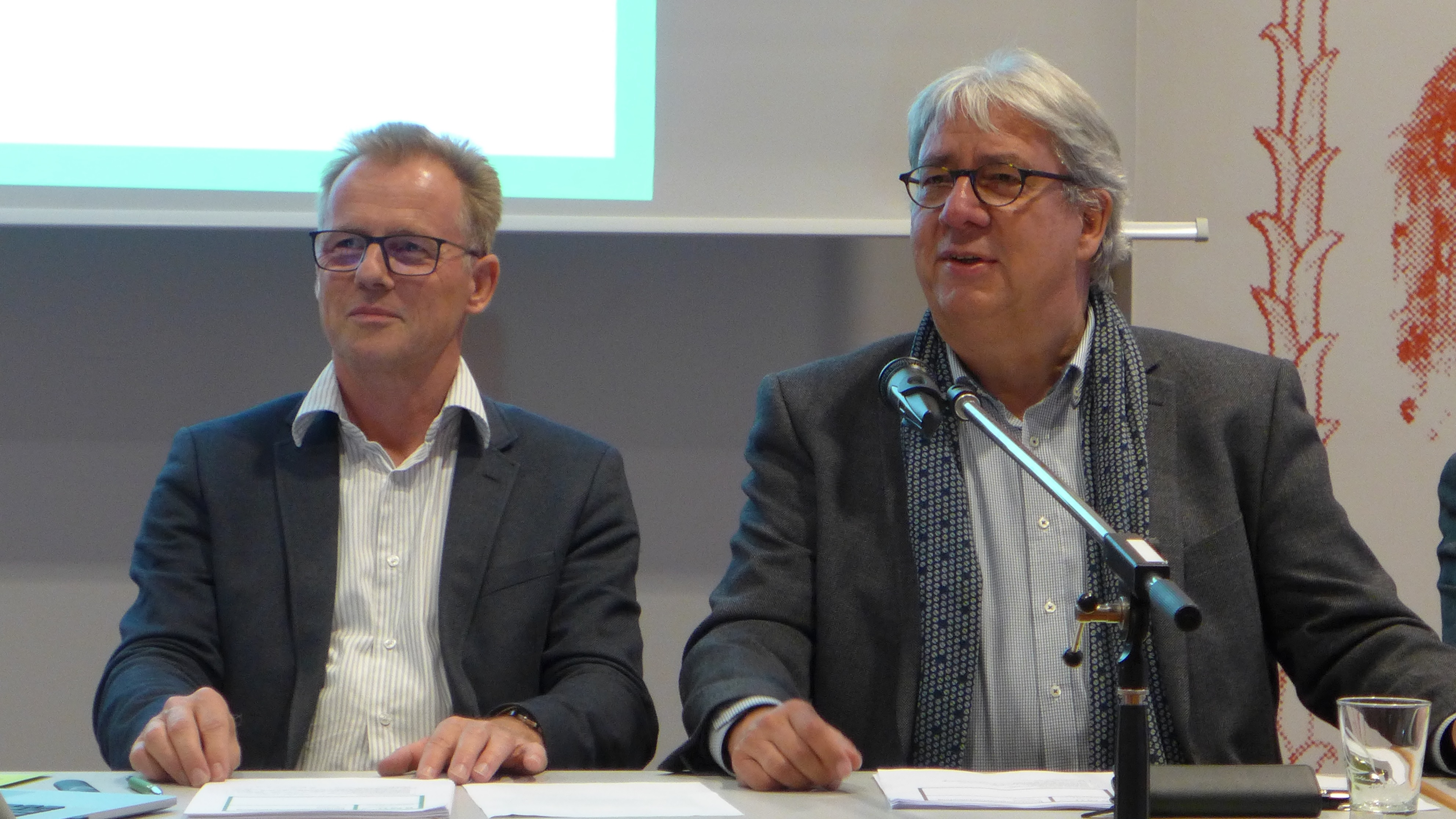 Die beiden Gründungspräsidenten des Bundesverbandes Musikunterricht e.V. Dr. Michael Pabst-Krueger und Prof. Dr. Ortwin Nimczik bei der Leitung der Bundesmitgliederversammlung am 29. September 2018 in Hannover