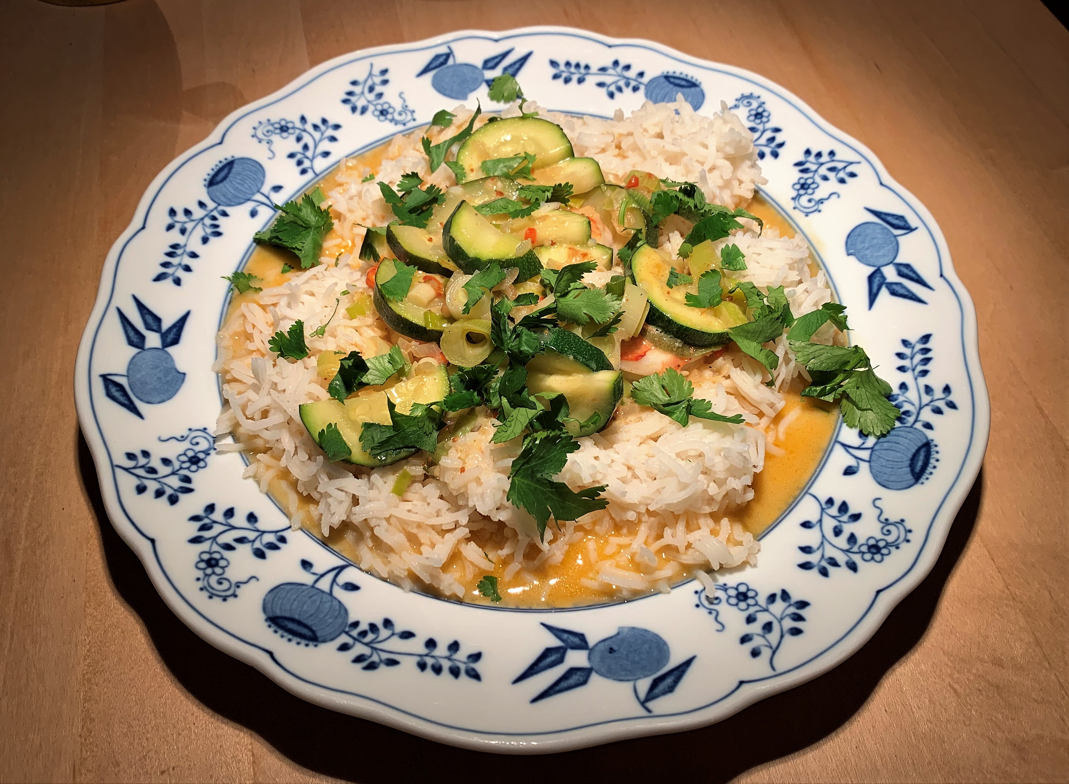 Scampi-Curry mit Zuccini und Frühlingszwiebeln