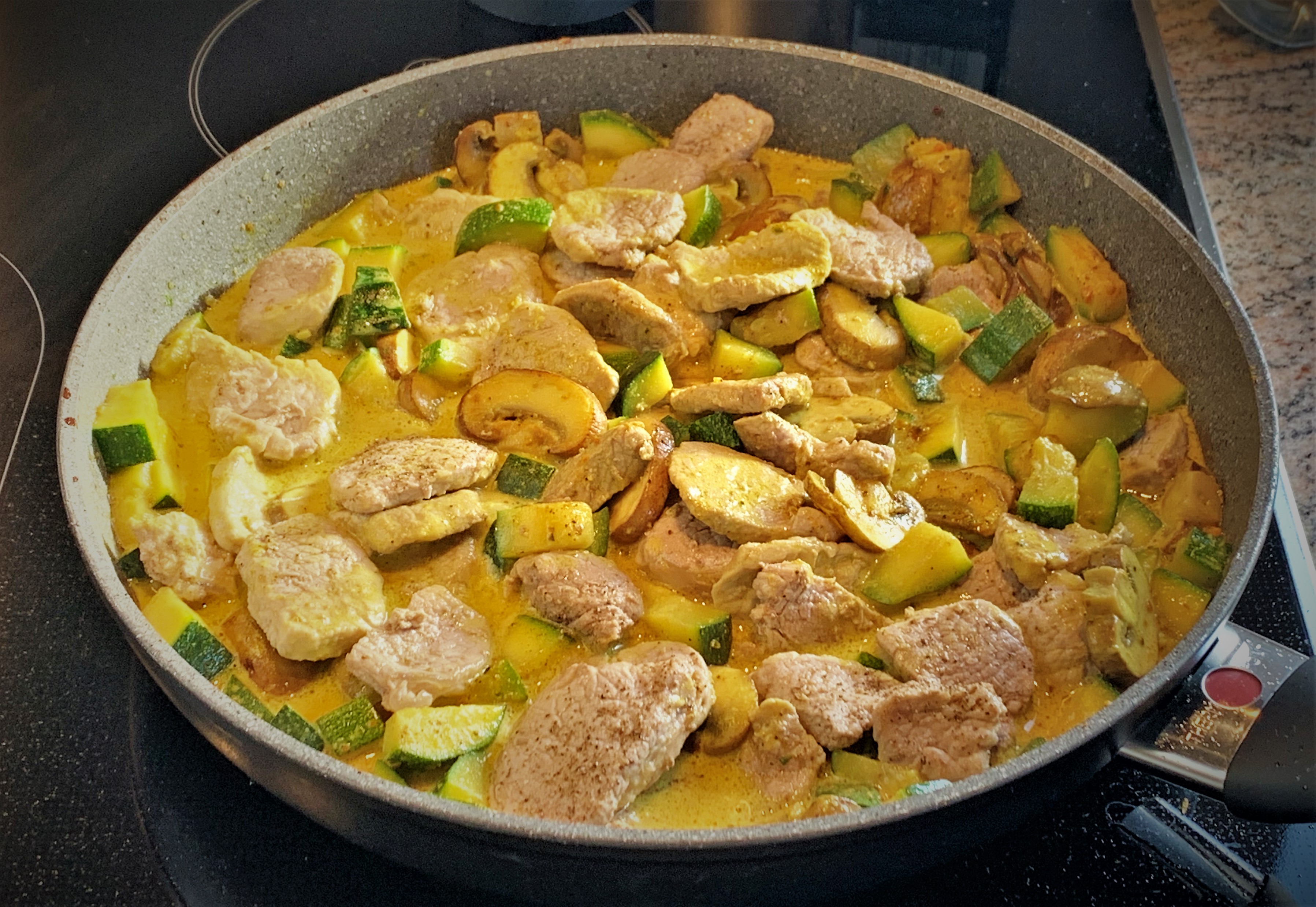 Das Zuccini-Curry mit Schweinefilet kurz vor der Fertigstellung